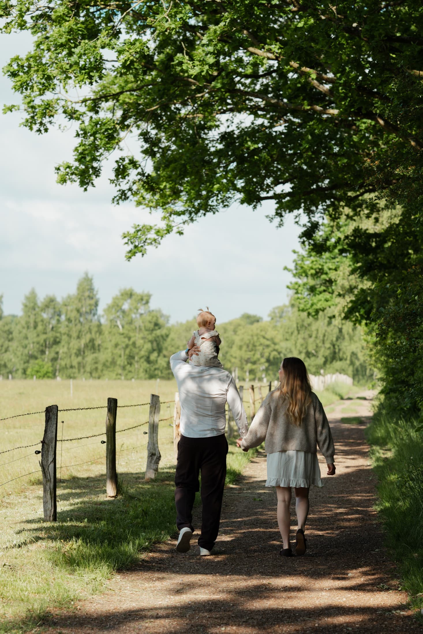 Francesco Jäger mit seiner Familie beim Spaziergang