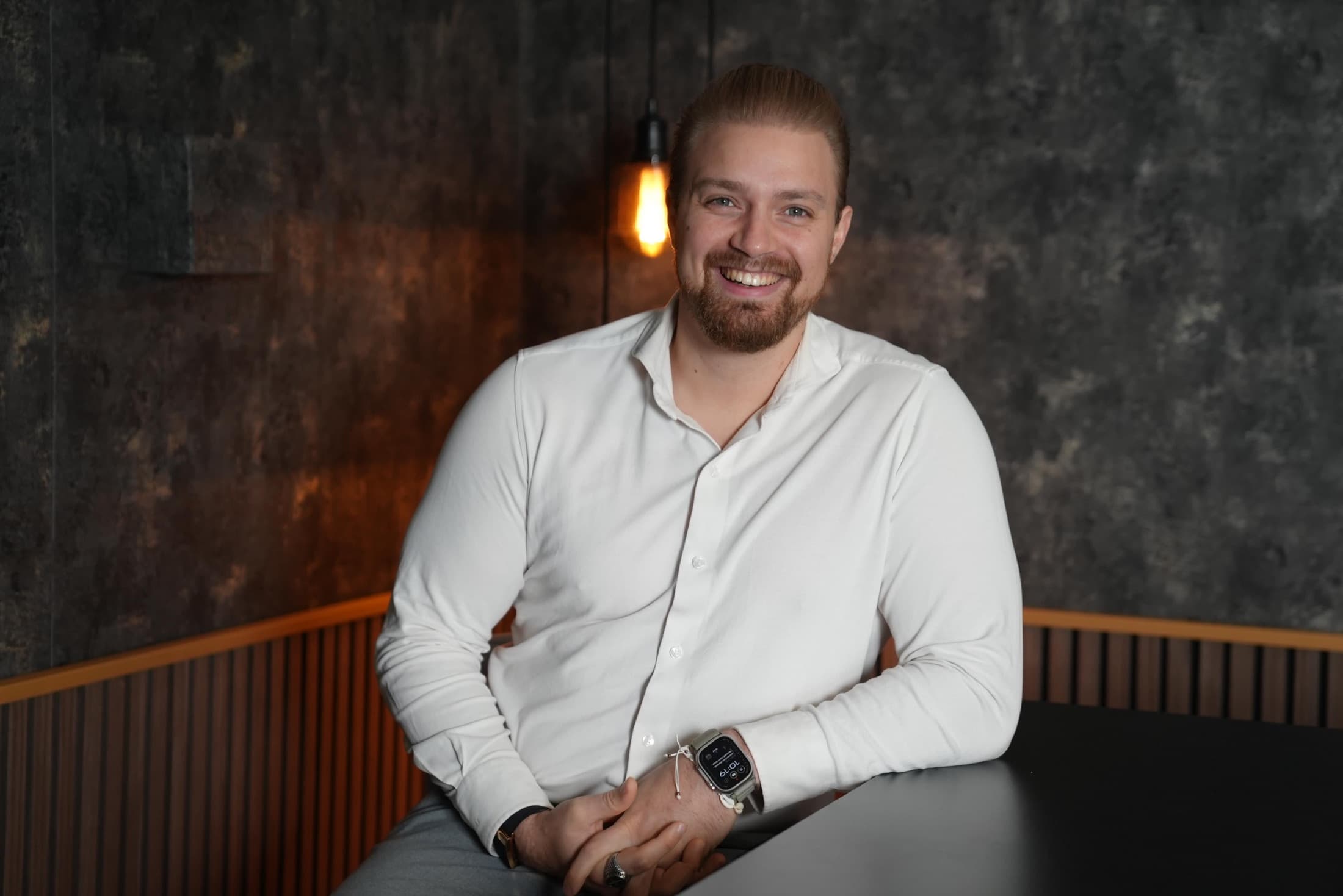 Francesco Jäger im Porträt, sitzend am Tisch